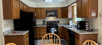 Ruth's Creekside - Recent renovation, 3bdrm, large lawn