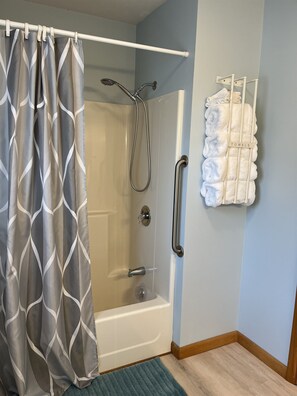 Shower, hair dryer, towels - Ruth's Creekside - Recent renovation, 3bdrm, large lawn (Otego)