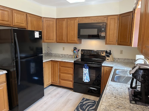 Ruth's Creekside - Recent renovation, 3bdrm, large lawn