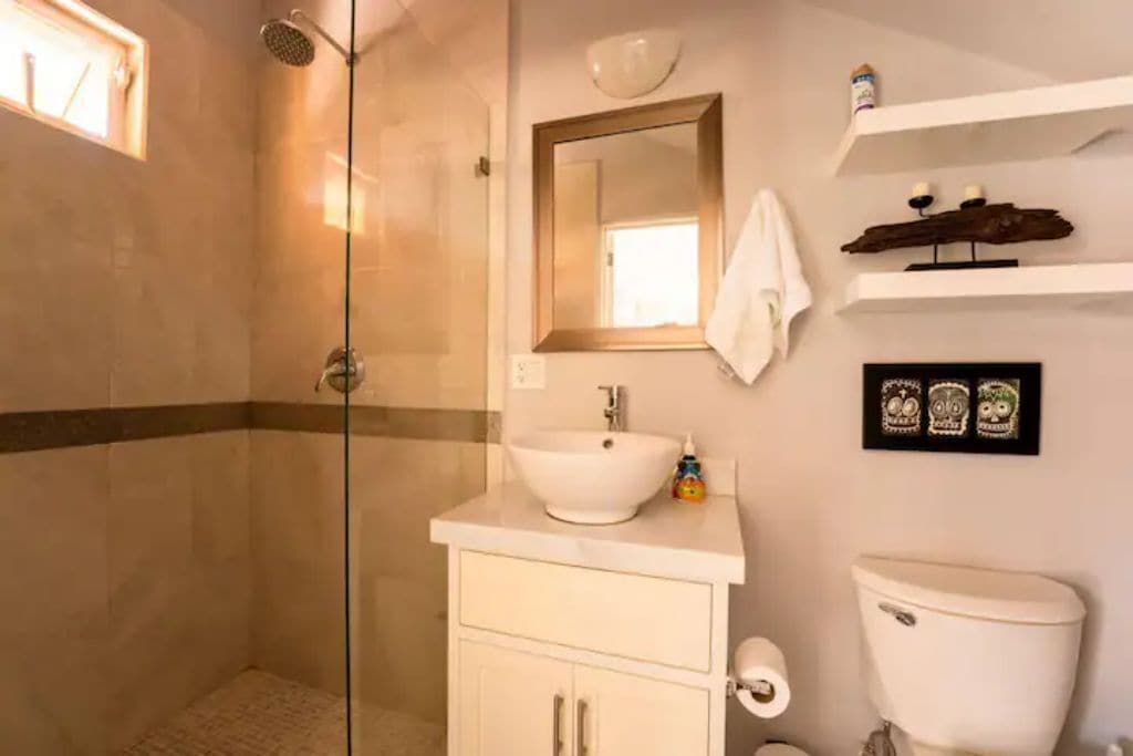 Serviettes fournies, savon, papier toilette