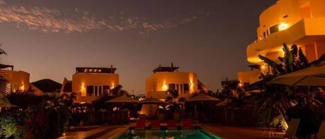 Una piscina al aire libre