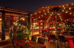 Enjoy al fresco dining under the stars at this charming outdoor eatery.