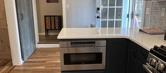 Smitty's Lake House - Contemporary cottage, great kitchen