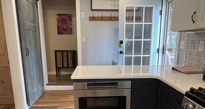 Smitty's Lake House - Contemporary cottage, great kitchen