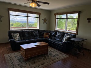 Smart-TV, DVD-Player, Tischfußball