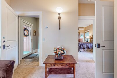 Ground-floor apartment with pool, hot tub, tennis & gym access - near skiing