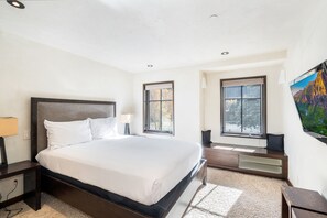 3 bedrooms, iron/ironing board, internet, bed sheets