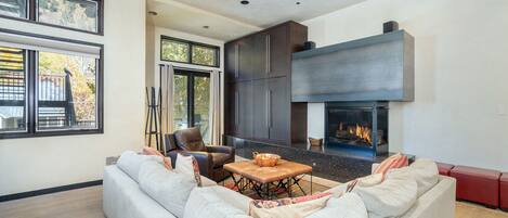 Télévision, cheminée