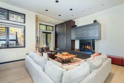 Bear Creek West- Luxe downtown loft, Hot Tub & Best Location