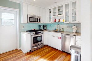 Kjøleskap, mikrobølgeovn, ovn og kokeplater