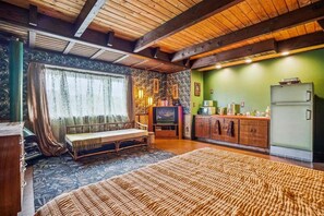 4 عدّة غرف نوم وواي فاي مجانًا وملاءات أسرّة