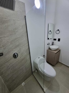 Shower, towels, soap, toilet paper - Charming home in Medellin!
(Medellín)