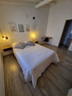 7 bedrooms, WiFi, bed sheets - Charming home in Medellin!
 (Medellín)