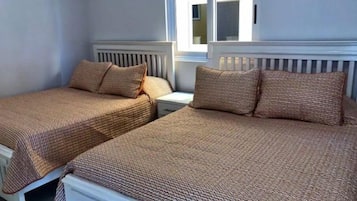 2 bedrooms, desk, WiFi