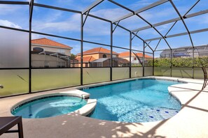 Una piscina al aire libre, una piscina climatizada