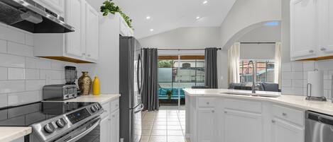 Kjøleskap, mikrobølgeovn, ovn og kokeplater