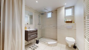 Een douche, een haardroger, handdoeken, zeep
