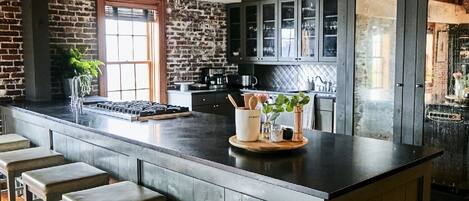 Fridge, oven, dishwasher, coffee/tea maker