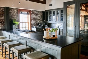 Kjøleskap, ovn, oppvaskmaskin og kaffetrakter/tekoker