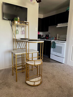 Fridge, microwave, oven, stovetop - Cozy 1 Bedroom in Pikes Peaks neighborhood. Close by from Garden of The Gods. (Colorado Springs)