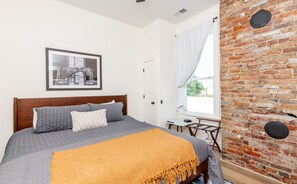 3 bedrooms, desk, iron/ironing board, free WiFi - Double Pour @Tartan House - 2 Suites in 1 Sleep 10 (Louisville)