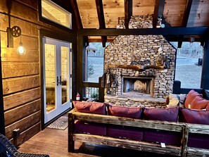Terrace/patio - Luxury Toccoa River Cabin in Blue Ridge : Riverfront, Hot Tub, Fire Pit, Fishing (Blue Ridge)