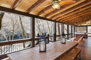 Outdoor dining - Luxury Toccoa River Cabin in Blue Ridge : Riverfront, Hot Tub, Fire Pit, Fishing (Blue Ridge)