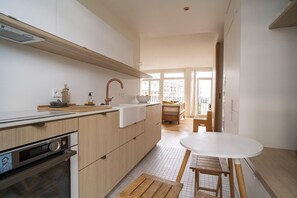 Fridge, microwave, oven, dishwasher - Spacious apartment with view of the Eiffel Tower (Paris)