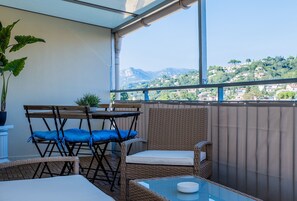 Outdoor dining - Bright cocoon in downtown Cagnes-sur-Mer (Cagnes-sur-Mer)