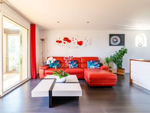 TV - Apartment with pool and garden (Taradeau)