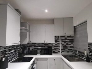 Frigorífico, microondas, horno y placa de cocina