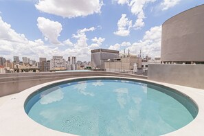 Une piscine sur le toit offrant une vue sur la ville.