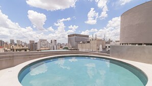 A rooftop swimming pool with a cityscape view. - Vossa Bossa Chez Frei (São Paulo)