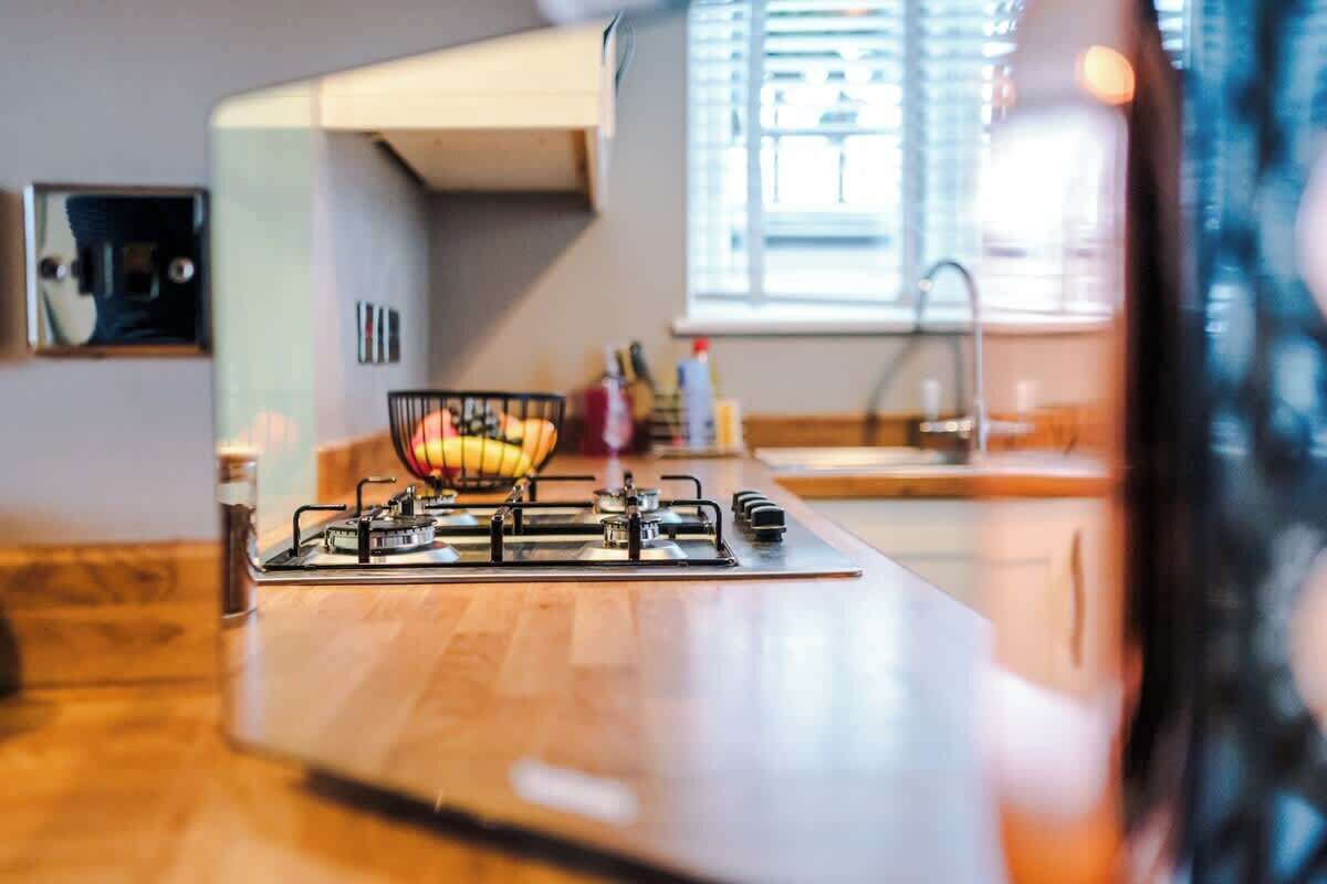 Een koelkast, een magnetron, een oven, een kookplaat