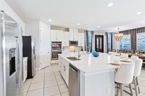 Fridge, microwave, oven, stovetop - Arcades, Hot Air Balloon Bed, Pool Table, 10 Mins to Disney: Wonderful Worlds (Kissimmee)