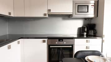 Apartemen Kota | Dapur pribadi | Mesin pencuci piring, mesin pembuat kopi/teh, dan ketel listrik