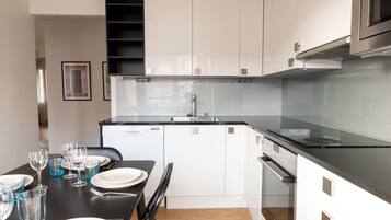 Apartamento City | Cocina privada | Lavavajillas, cafetera o tetera, hervidor eléctrico y tostadora