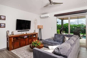 Televisión, reproductor de DVD y oficina 