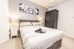 2 soverom, skrivebord, strykejern/-brett og reiseseng for barn