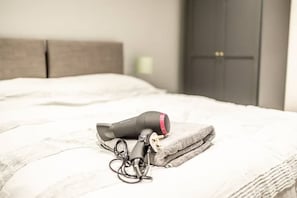 2 habitaciones, escritorio y tabla de planchar con plancha