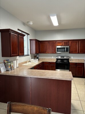 Microwave, oven, stovetop, dishwasher - Close to Orlando & Disney attractions! (Davenport)