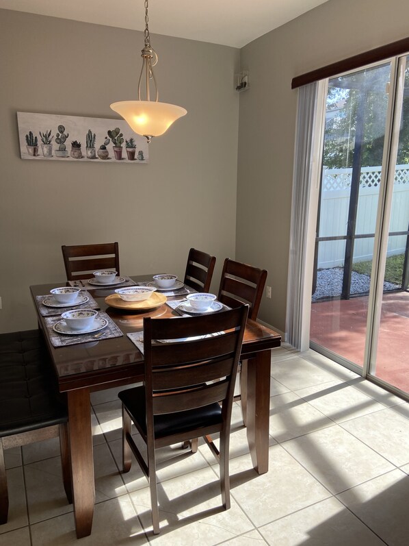 Dining - Close to Orlando & Disney attractions! (Davenport)