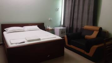 Deluxe Room | Individually furnished, desk, laptop workspace, soundproofing
