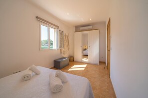 4 bedrooms, soundproofing, iron/ironing board, travel cot - Villa Victoria Paradise (Cala en Blanes)