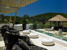 Una piscina techada, una piscina al aire libre