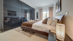 2 soveværelser, skrivebord, strygejern/strygebræt, weekendseng