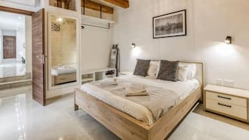 Een slaapkamer met een houten bed, nachtkastjes, een kledingkast, en een stadsgezicht schilderij aan de muur.