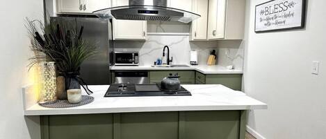 Réfrigérateur, micro-ondes, four, plaque de cuisson