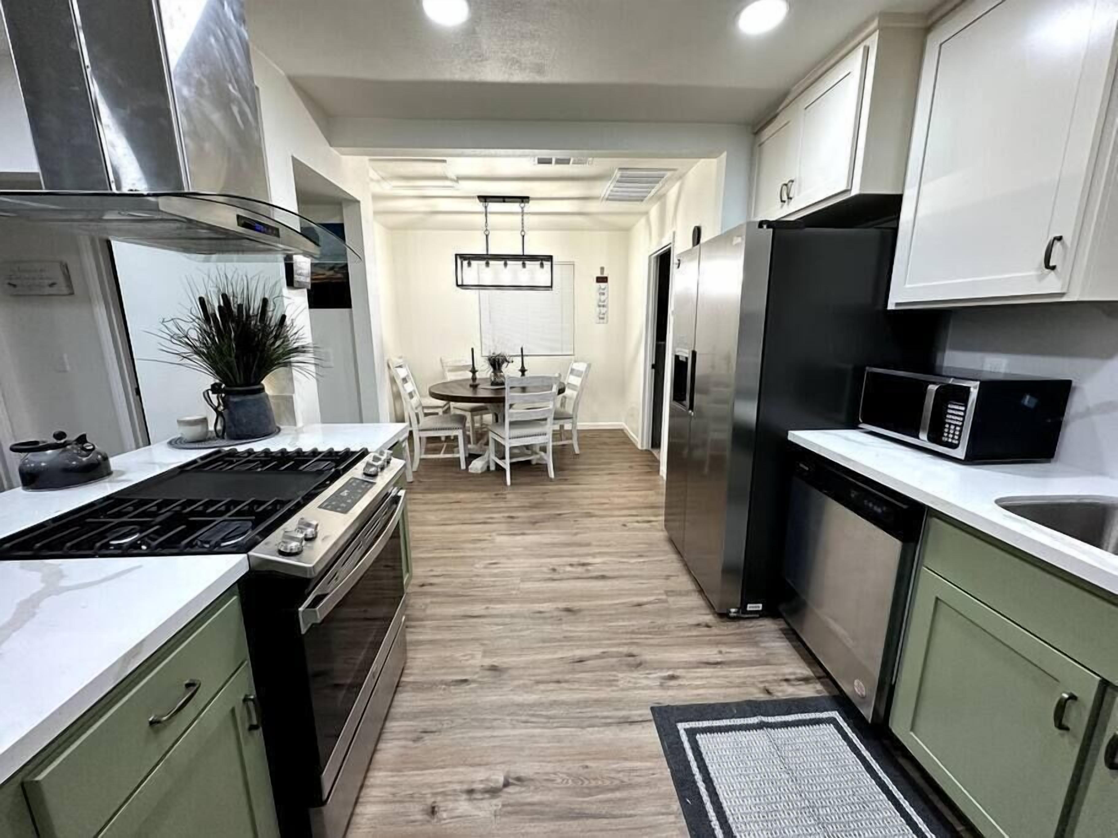 Jääkaappi, mikroaaltouuni, uuni, liesi