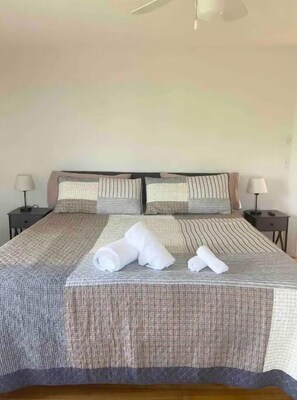 3 bedrooms, desk, iron/ironing board, travel cot - The Pub House (Berlin)